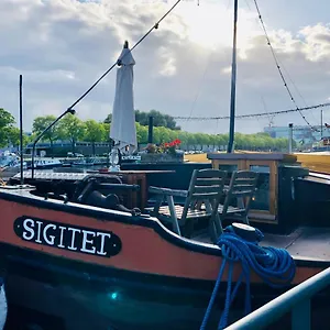 Houseboat Tante Piet Botel Amsterdam